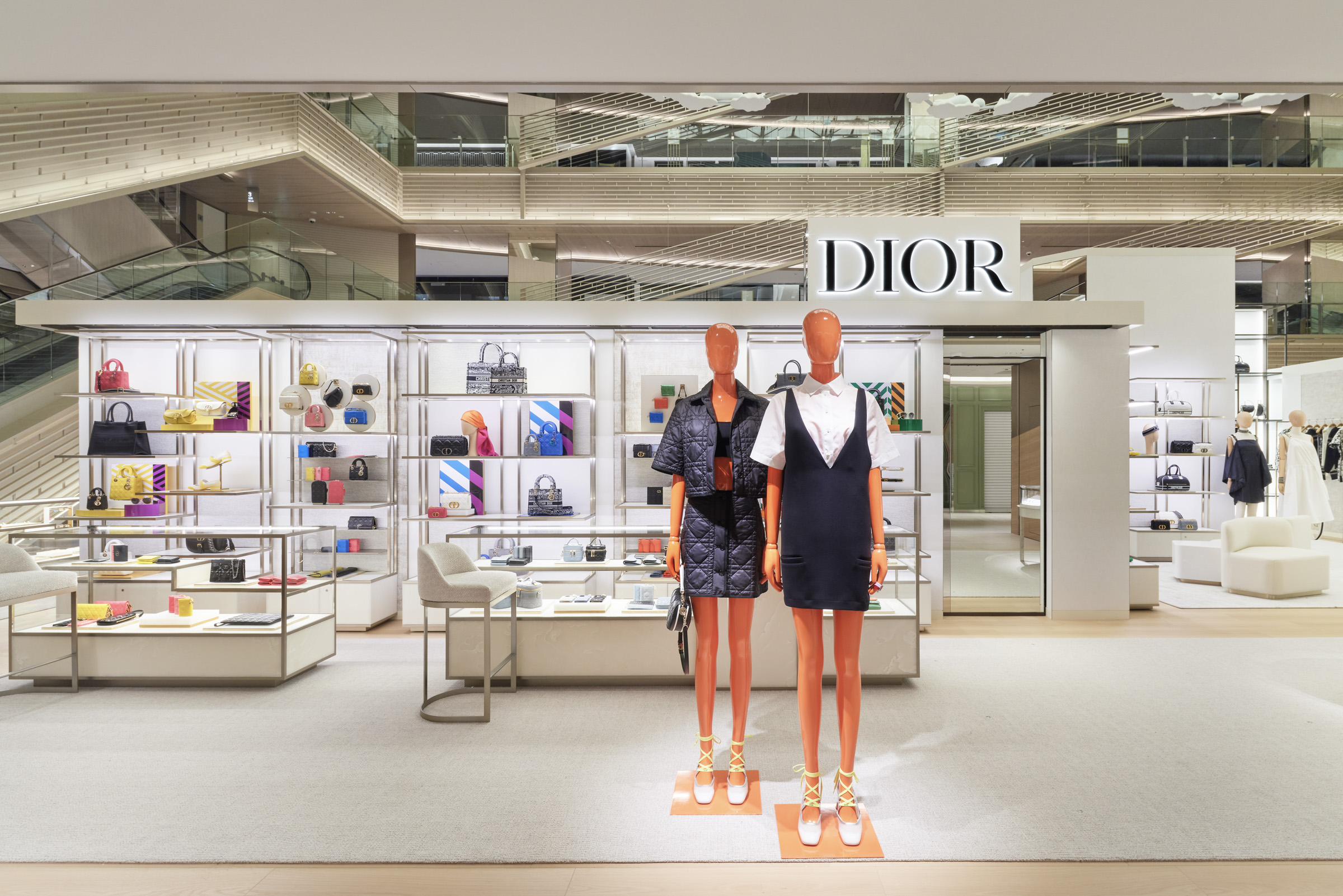 ディオールのテンポラリーストアがGINZA SIXにオープン、限定ブック