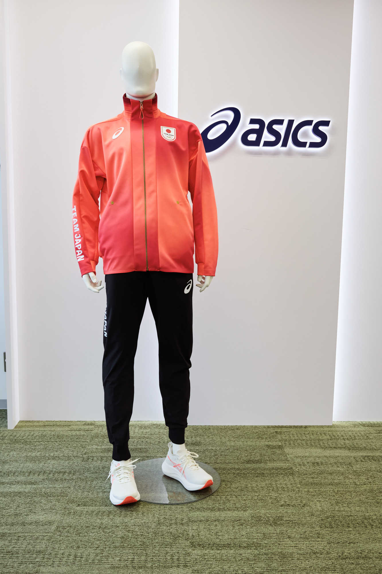 パリ五輪でよく見かけたジャケットはどうやって作られた？アシックス