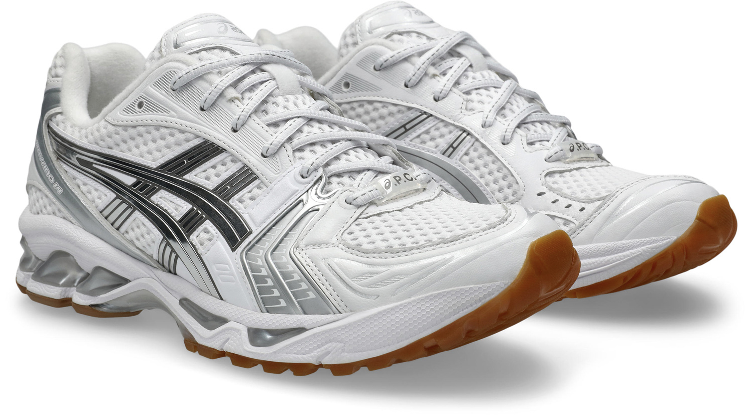 アシックスが「A.P.C.」とコラボ、オンコートとオフコートで使える