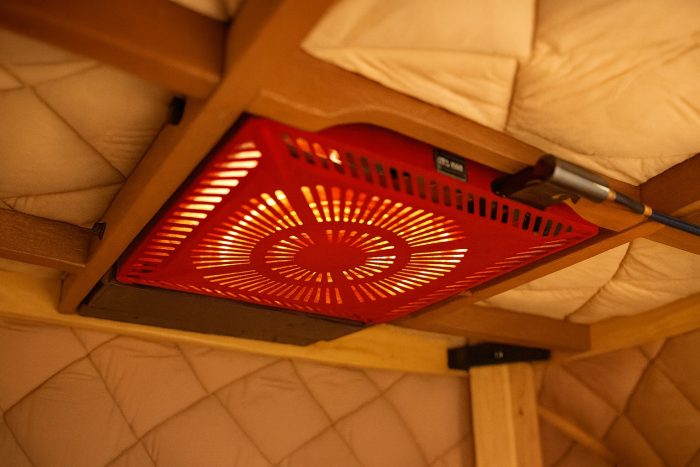 昭和100年記念！懐かしいぬくもりが帰ってきた。赤い光の赤外線コタツ