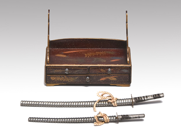 雛道具 紫檀刀掛 羽根蒔絵 大小刀付 明治時代 浅原革世氏旧蔵品 | 古