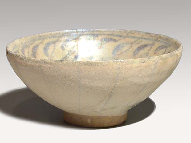 ペルシャ 波斯 白地 魚文 青釉 銀化 鉢 13世紀頃 桐箱 | 古美術ささき