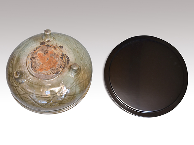 七官青磁三足水指 誂え蓋 明時代末 小堀宗通箱書 | 古美術ささき