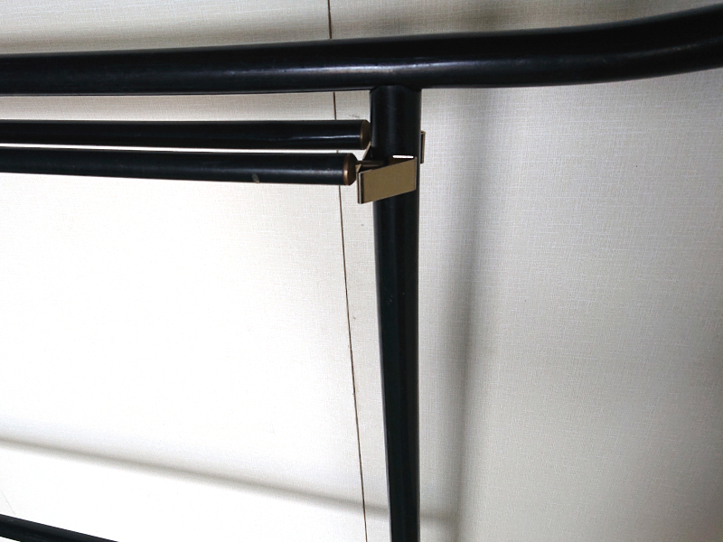 組衣桁 黒 木製 両面掛け 二段型の天然木製の衣桁、黒塗装 飾り金具2か