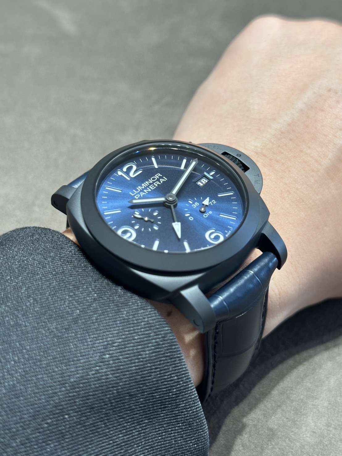 PANERAI【パネライ】漆黒のセラミックケースと深邃なブルー文字盤が