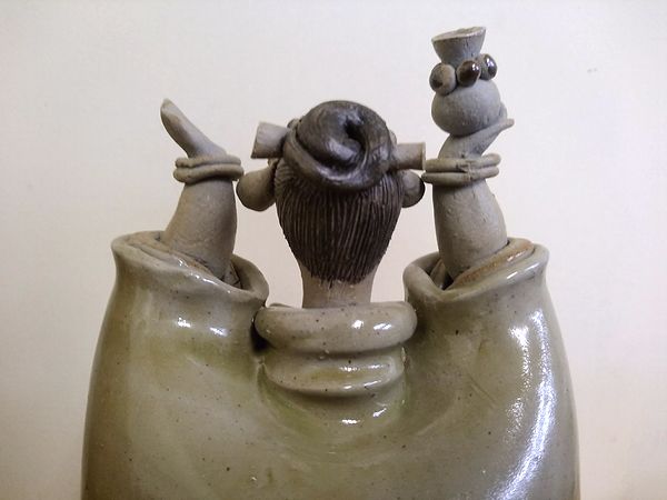 東京都葛飾区宝町にて、桐箪笥、琴、砥部焼 森元青芳の壺人形など