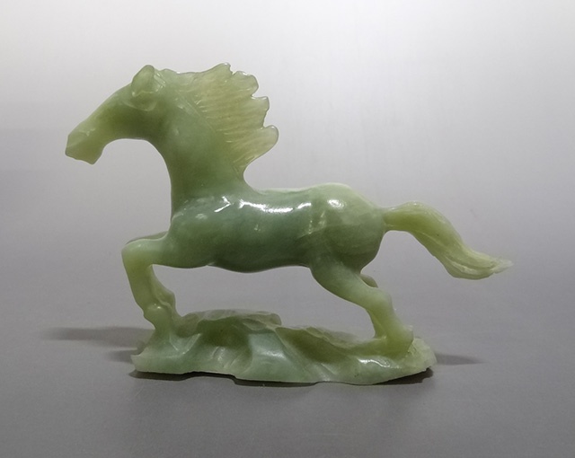 神奈川県鎌倉市にて、中国物の古い翡翠の馬の彫刻置物をお譲りいただき