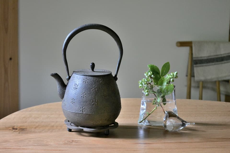 南部鉄瓶】風花鉄瓶｜雪が舞う様を紋様に表現された可愛らしくも風情を