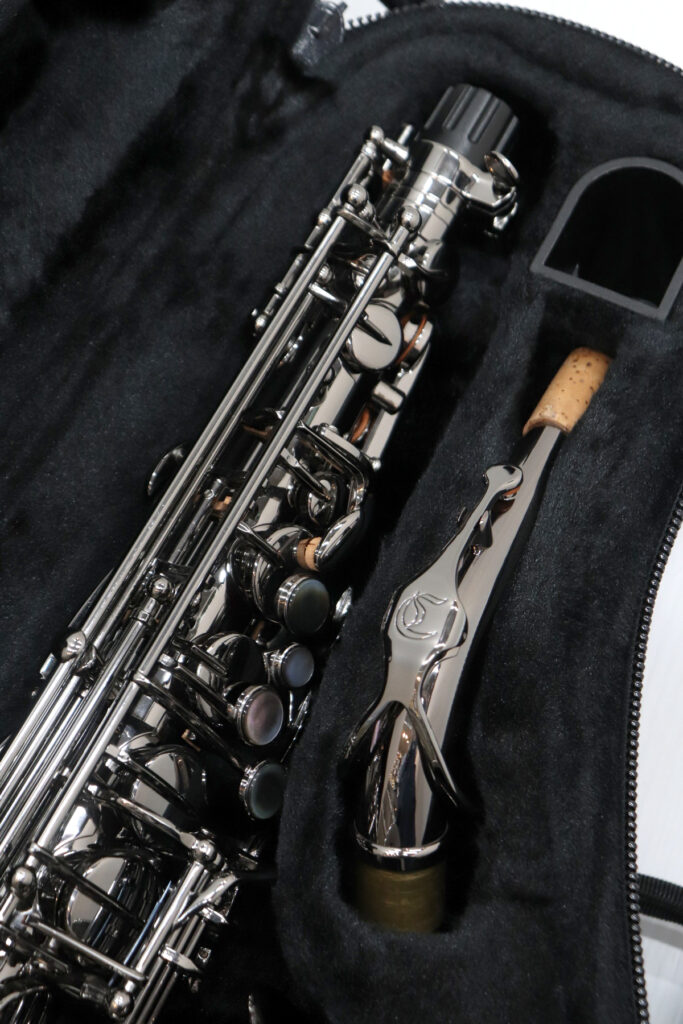 ブラックニッケルがクールなアルト・サックス「Chateau CAS-A70BK