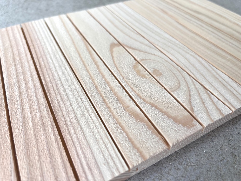 杉の3本スリット・ラフソーン仕上羽目板のサンプル｜事例・トピックス