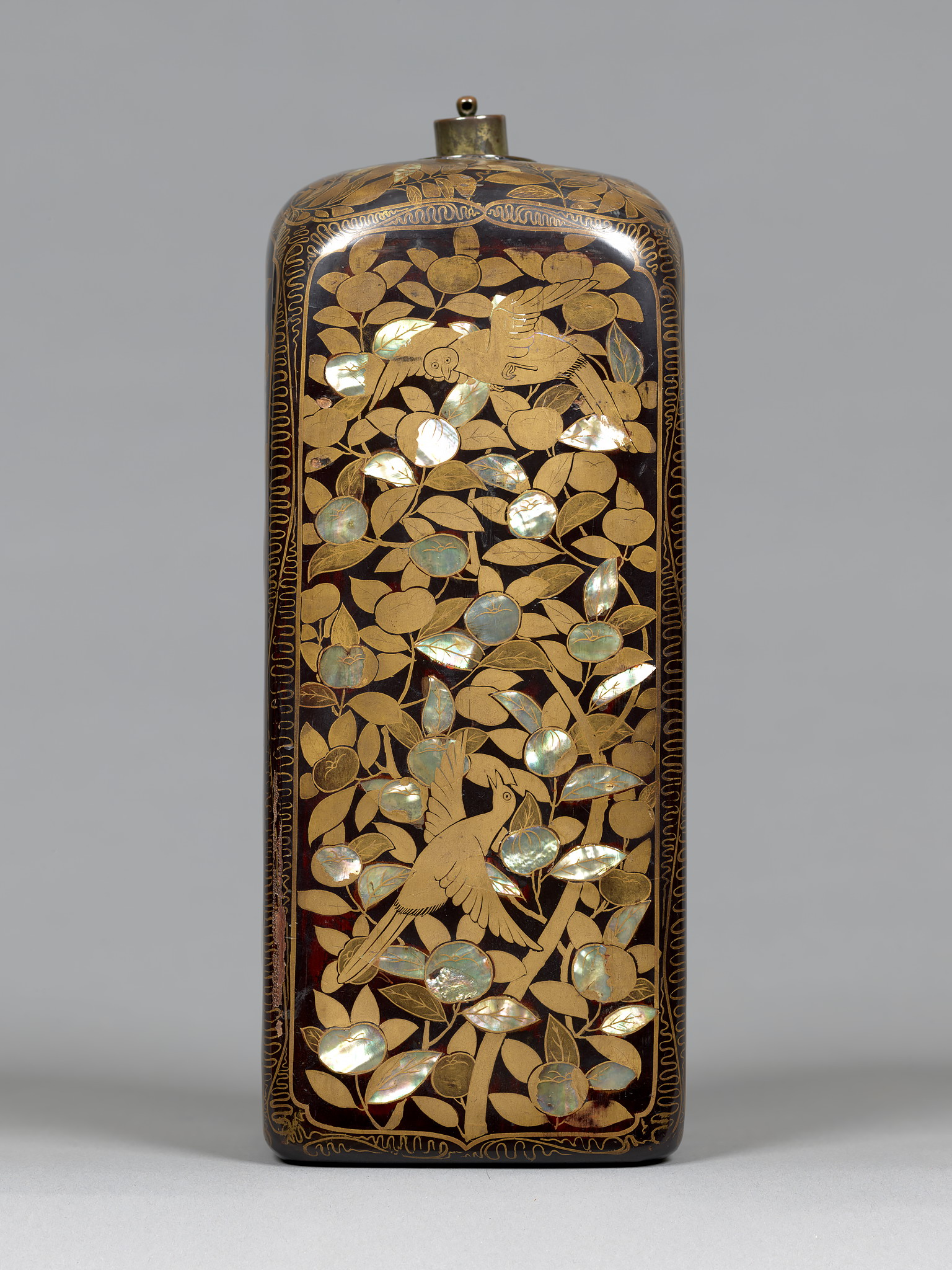 花鳥蒔絵螺鈿角徳利及び櫃 - 名品紹介 - 京都国立博物館