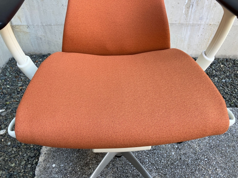ハーマンミラー エンボディチェア オレンジ 中古 Herman Miller Embody