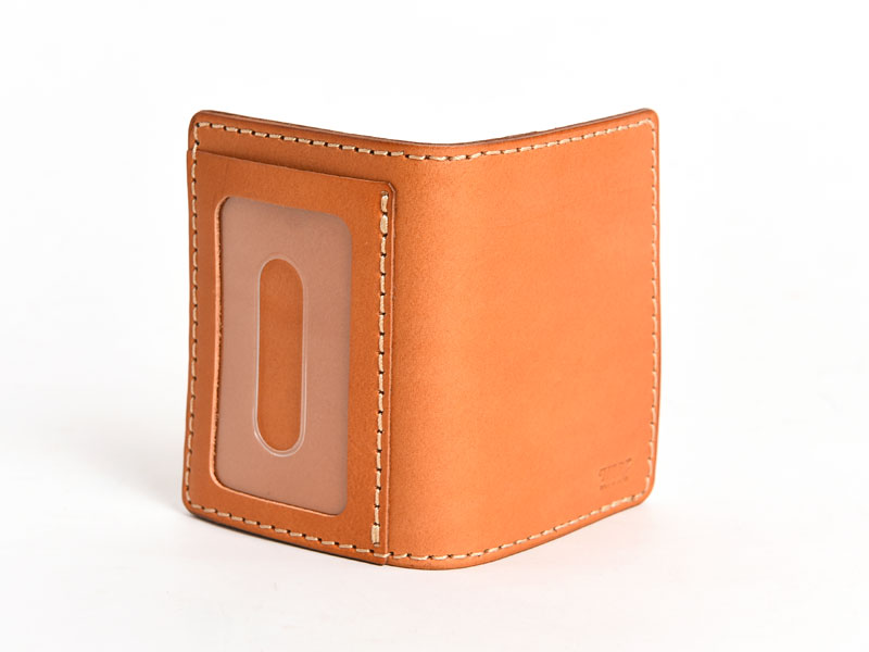 三面収納で定期やカードを分けて入れられる二つ折りパスケース / 革鞄
