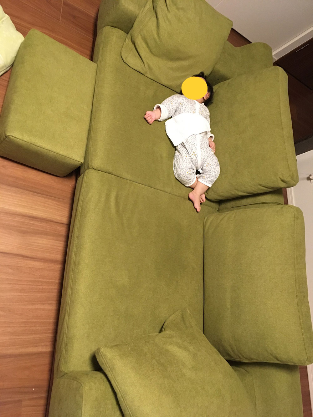 モスグリーンの生地とウォールナットで、上品に。 – ローソファのある