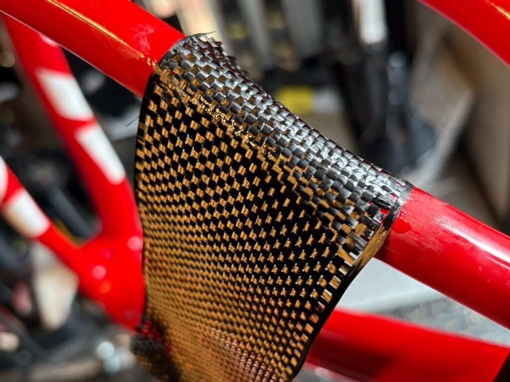 割れたカーボンフレームをDIY修理した話。【意外と簡単＆安い】 | はる