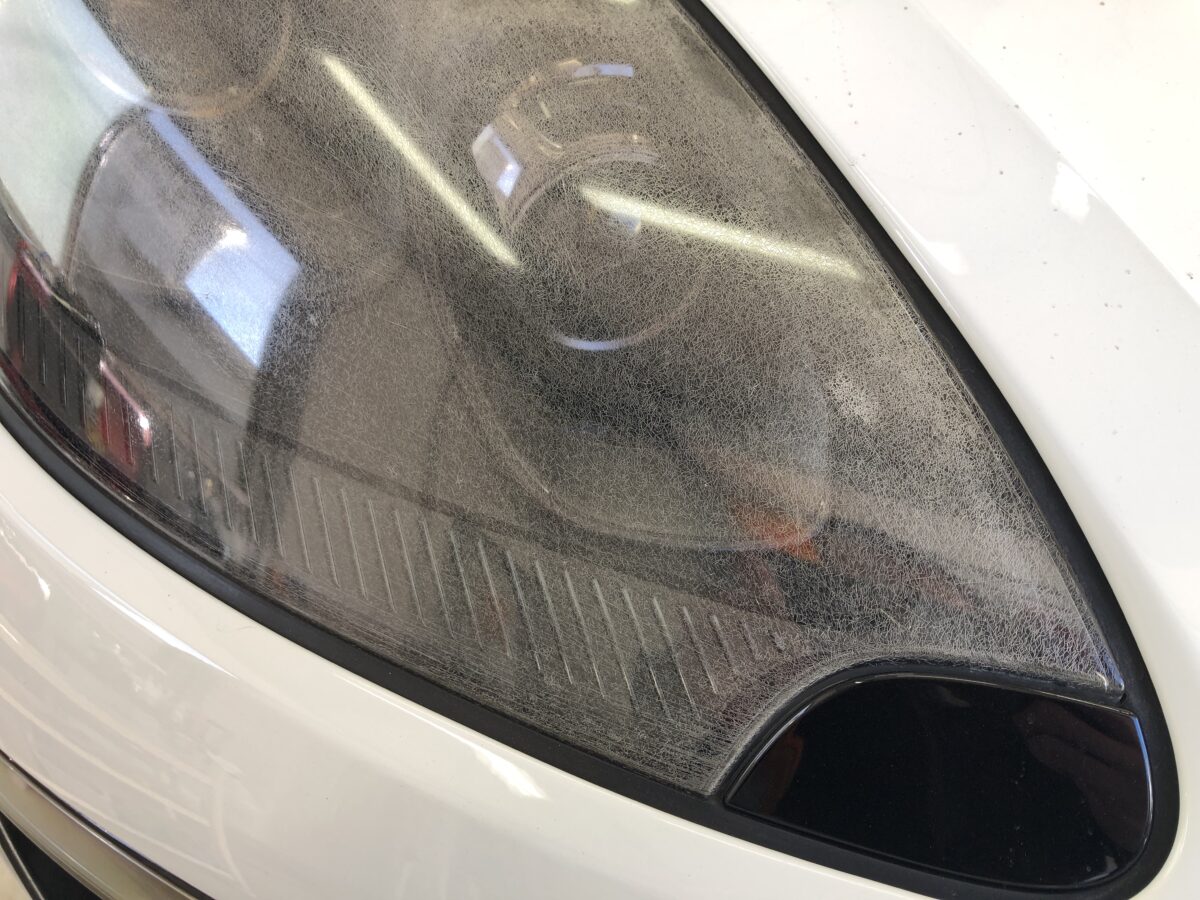 ヘッドライトが暗い原因は、無数のクラック ポルシェ マカン - ヘッド