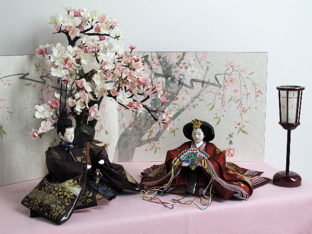 春をまとった優雅なお雛様を手描き桜屏風で彩る桐収納式雛人形の通販