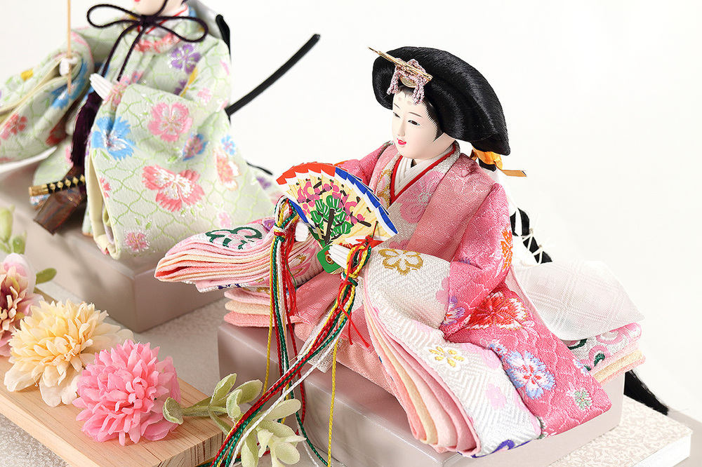 雛人形ケース入り飾りセット【P88305】 グレージュ色のケースにダリア