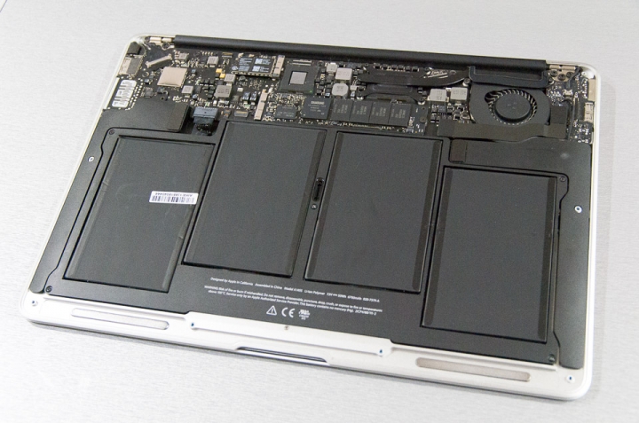 MacBook Air 13 (Mid 2012) のバッテリー交換にチャレンジ | 巨大