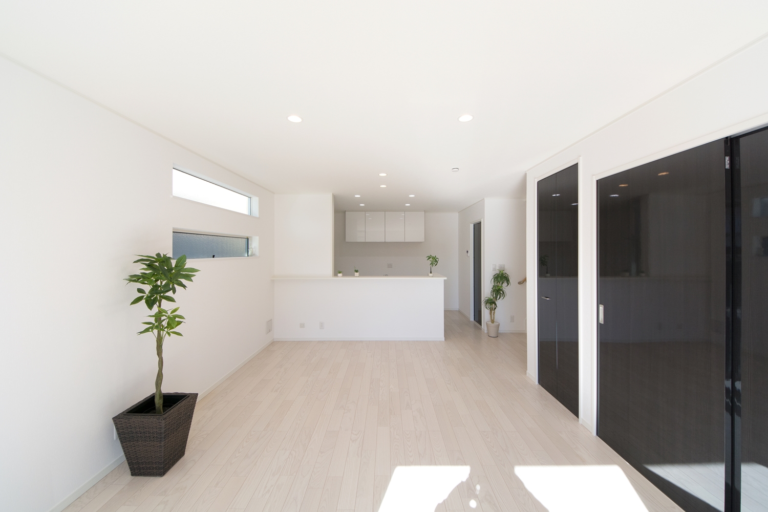 白を基調としたやさしい風合いの外観 街並みに溶け込むナチュラル