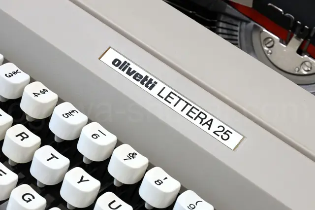 olivetti Lettera25 中古タイプライター｜タイプライター専門店の尾河商会