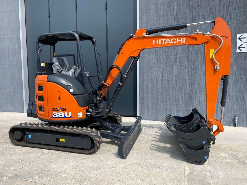 Hitachi ZX38U-6 YLR - Mini excavator for sale in Verona by Emme