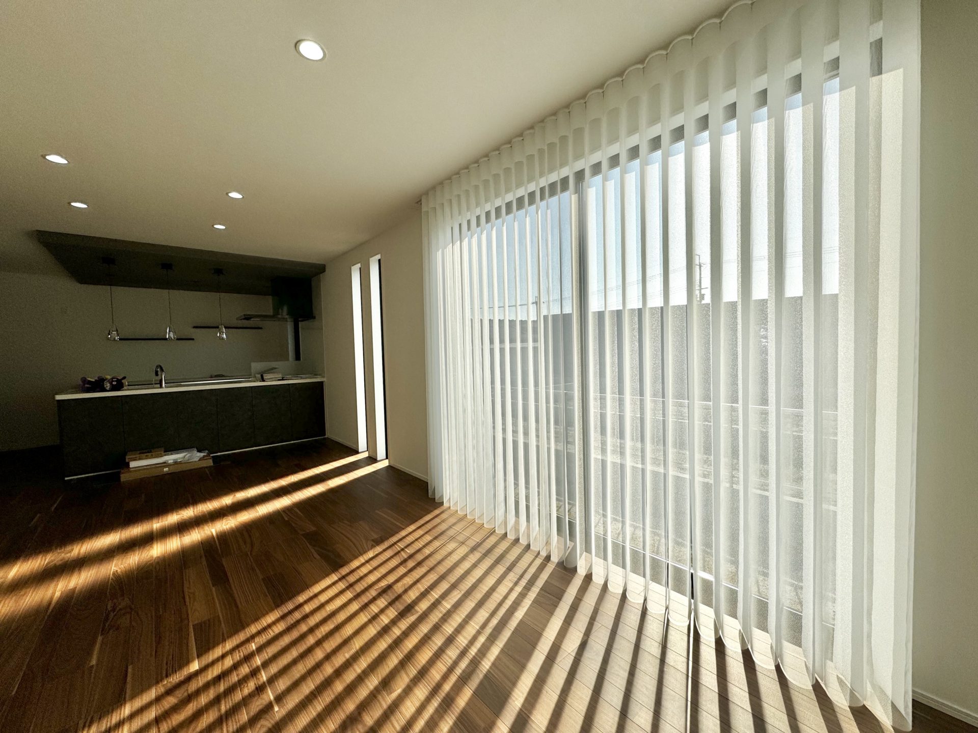 NORMAN® スマートドレープシェードは革新的なバーチカルレース | 京都