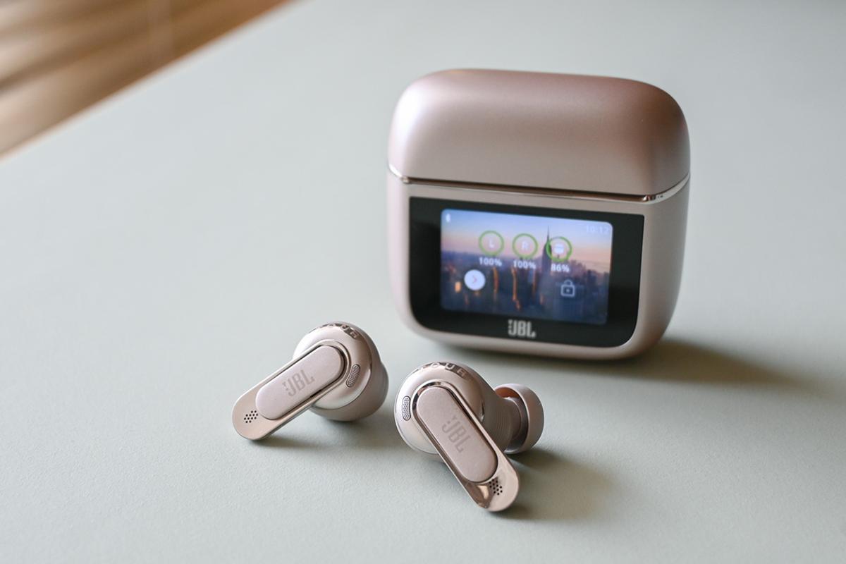 本日発売の新型レビュー！注目の「JBL TOUR PRO 3」、最高峰と言われた