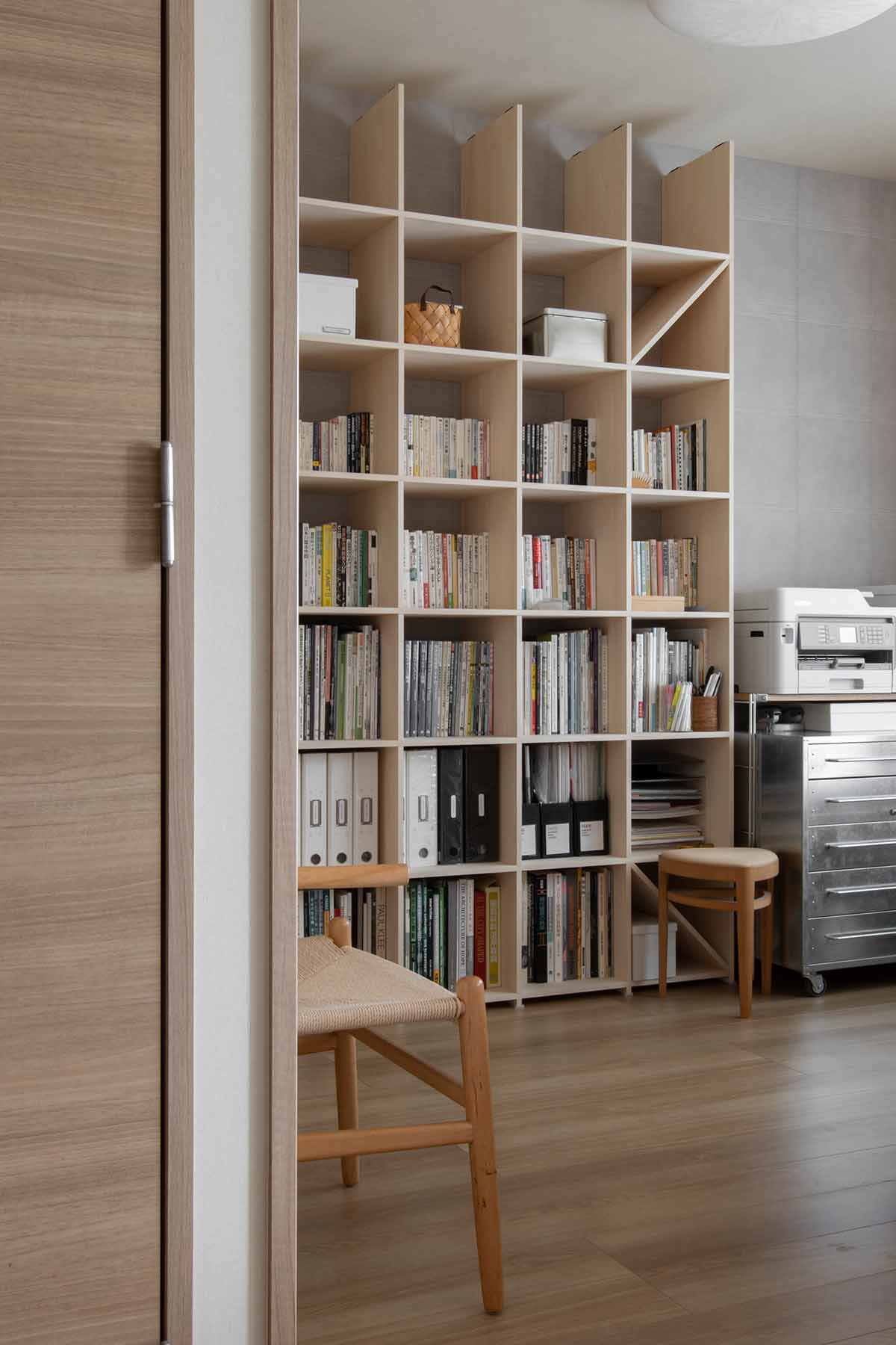 おしゃれなブックシェルフ10選｜収納力があるおすすめ木製本棚とは