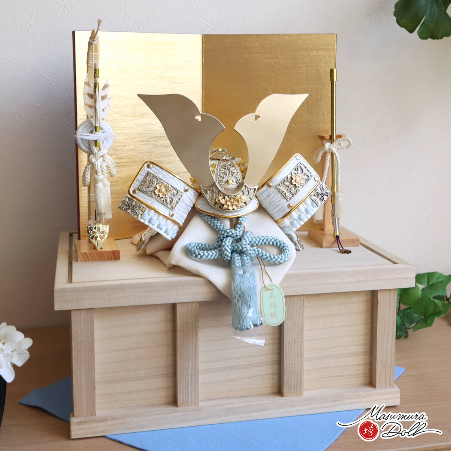 8号 唐草桜金物 淡空色兜 白小札兜 済美箔屏風 国産桐箱収納飾り