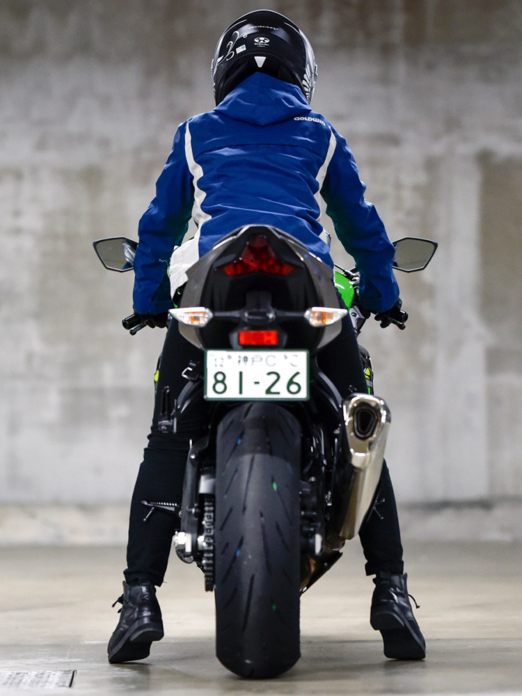 女性ライダーの足つきチェック]Ninja ZX-6R KRT Edition(2019年撮影