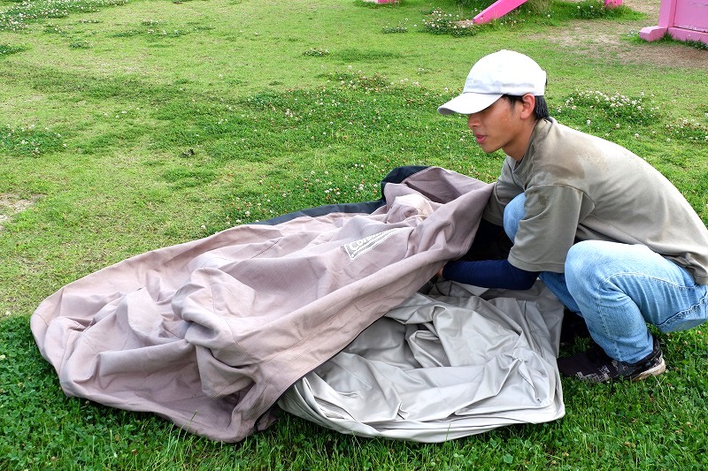 コールマンから登場したアウトドア用エアカウチをキャンプ場でレビュー