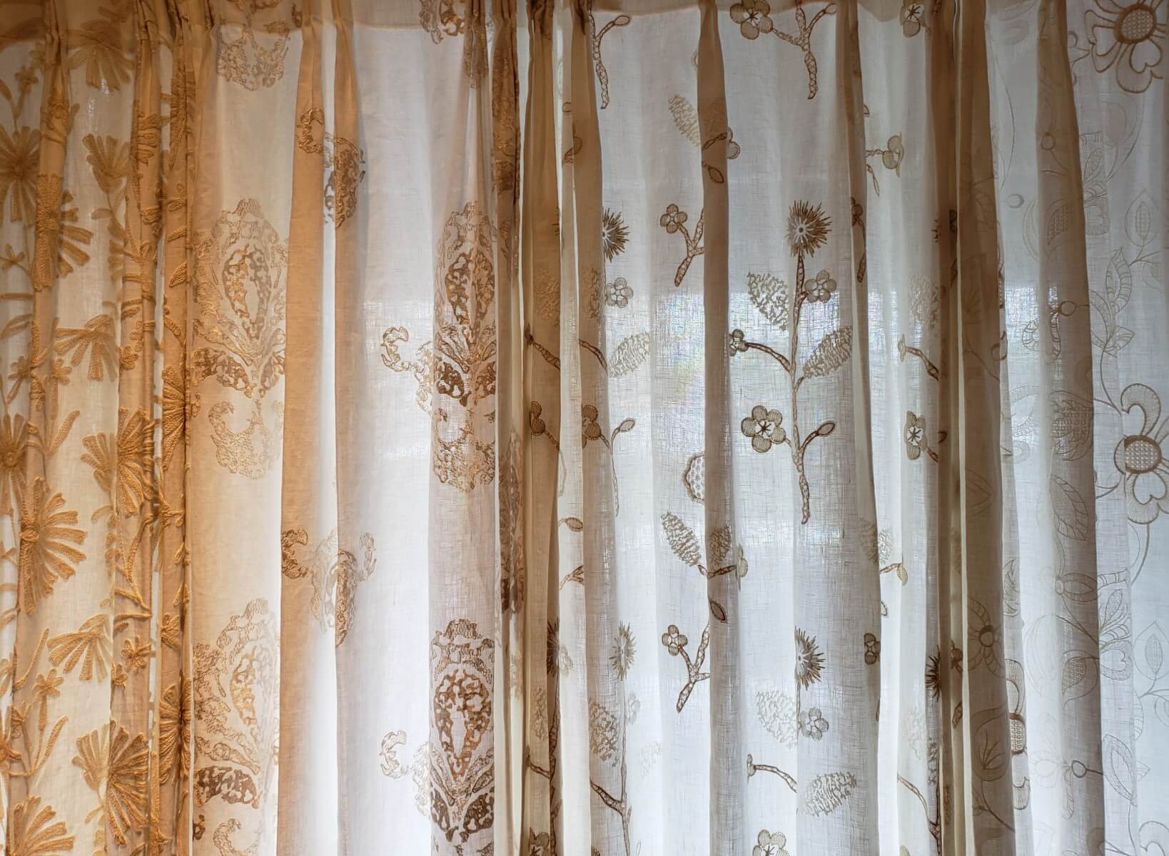 刺繍のあるリネンカーテン、 フォレストシリーズの魅力について