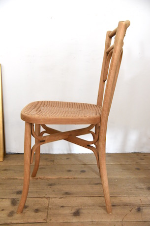 可愛らしい曲げ木のカフェチェア b