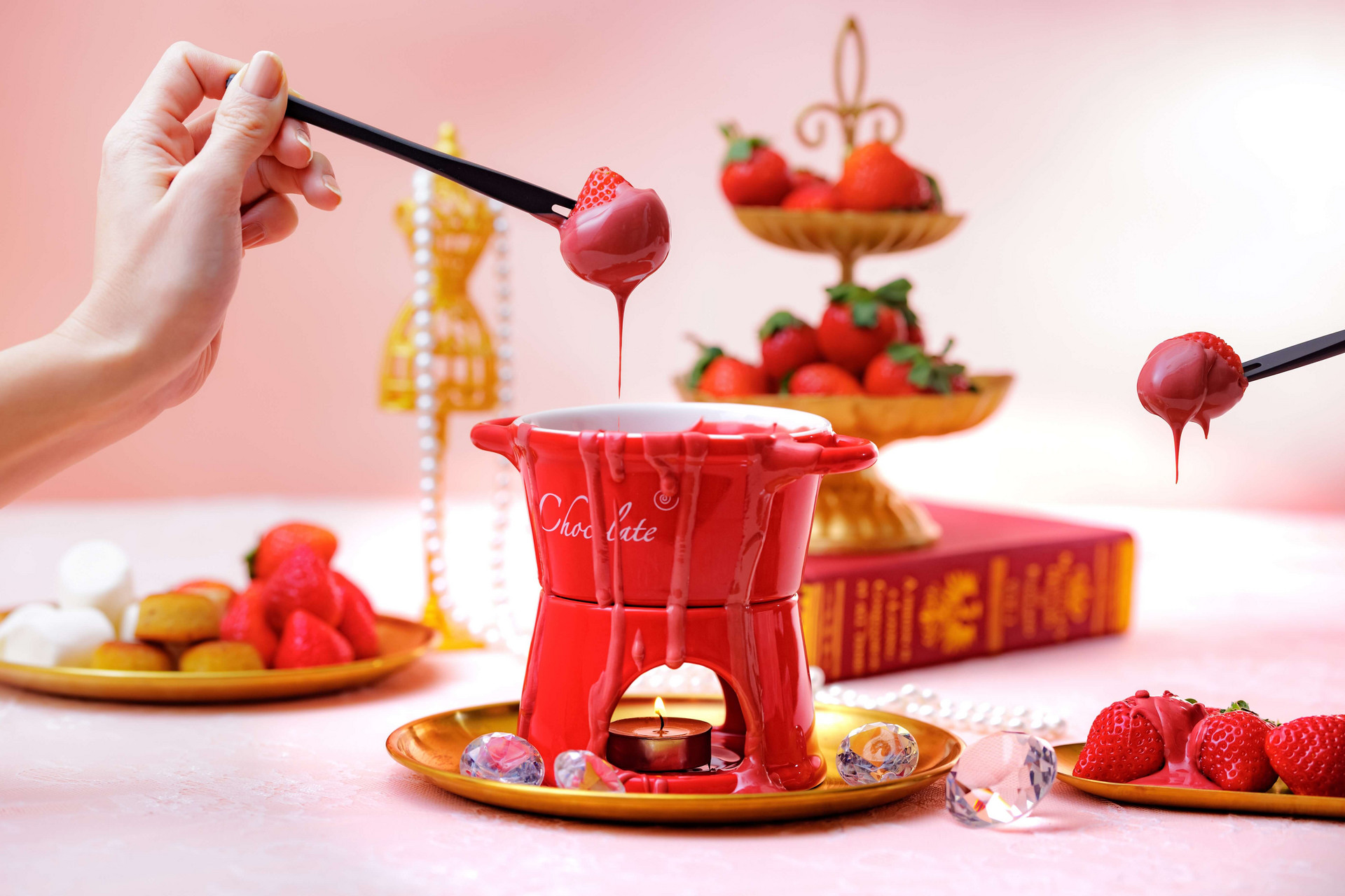 元祖いちごビュッフェに、乙女心をくすぐるピンクのチョコレート