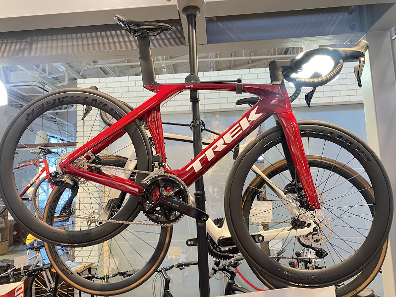 宇品店】 展示在庫のTREK 旧モデルスポーツ自転車がお買い得