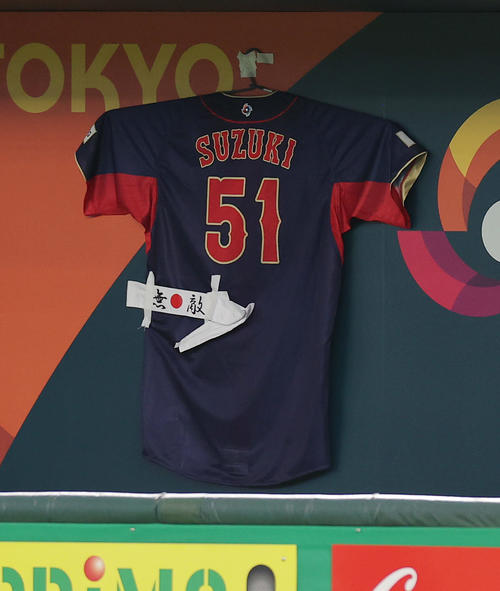 WBC】侍ベンチに飾られている鈴木誠也ユニへまたイタズラ 無敵ハチマキ