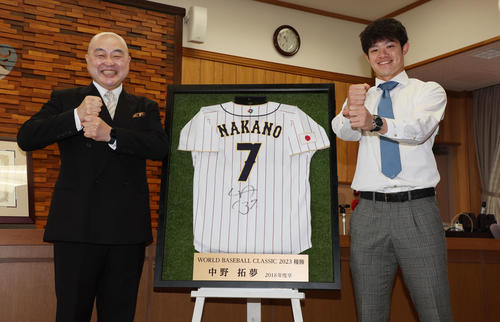 阪神】中野拓夢の直筆サイン入り侍ジャパンユニホームが母校・東北福祉
