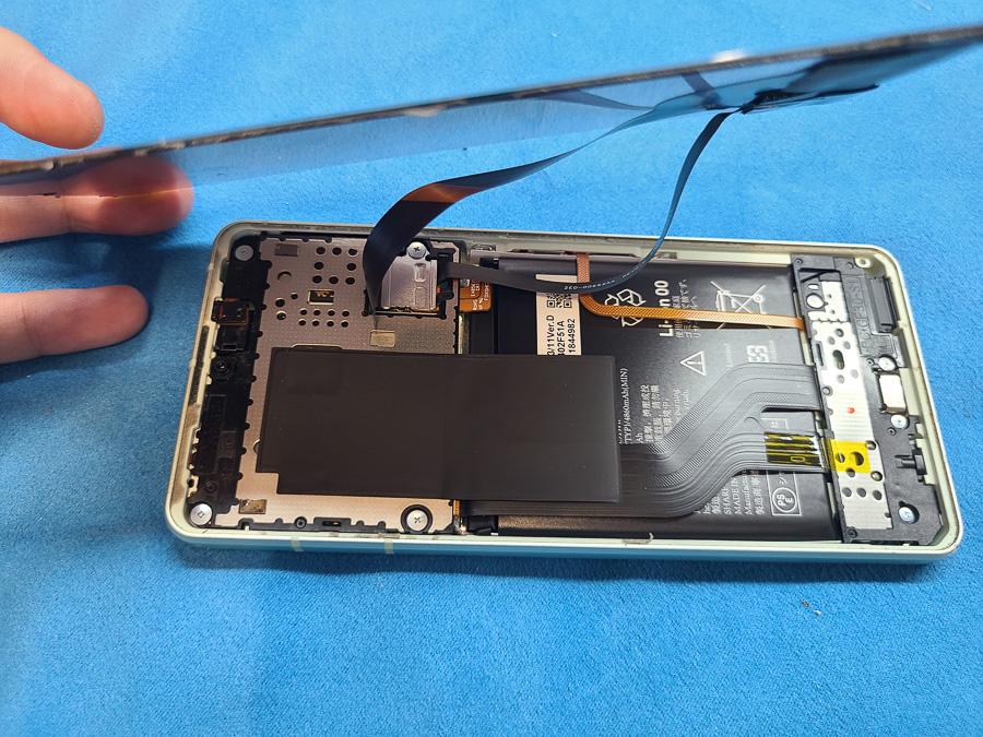 AQUOS sense8 画面に緑の線が表示される【即日画面交換修理】 - 東京