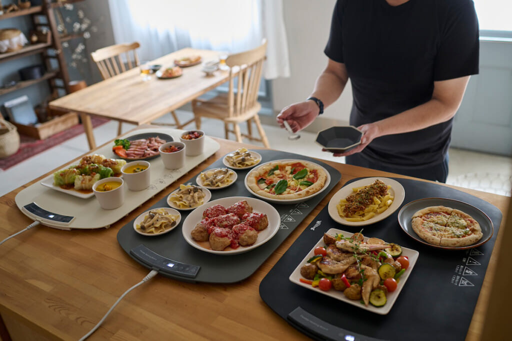 いつでも食べごろあったかキャンプ飯！「電熱ランチョンとろ火マット