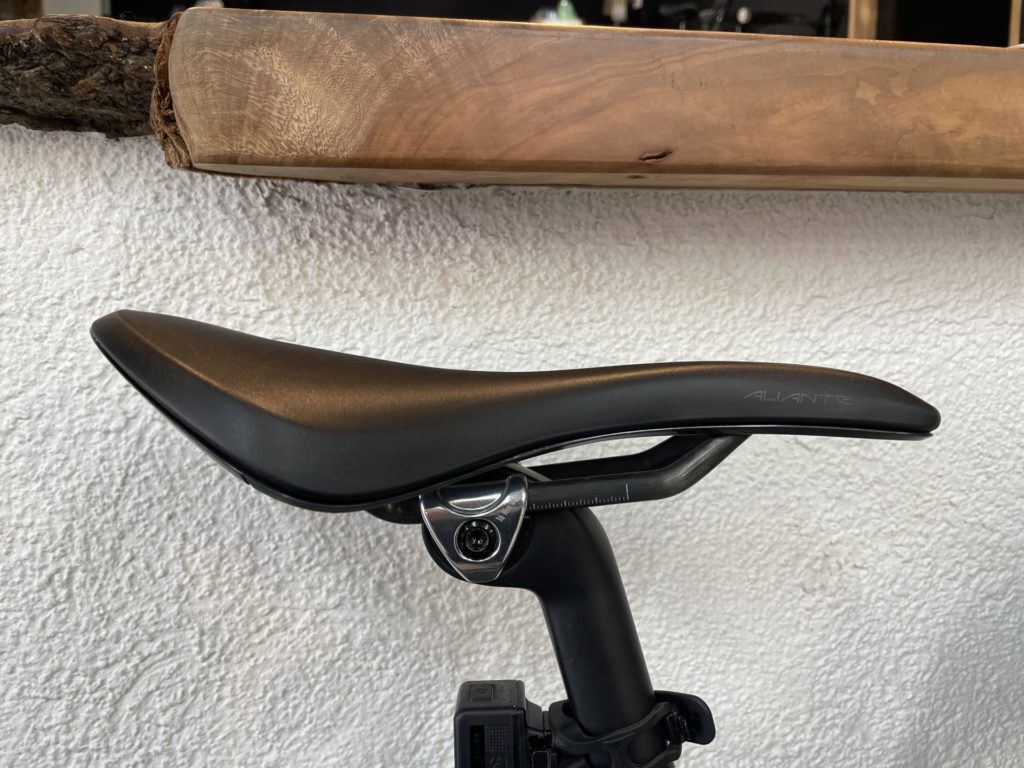 スタッフ瀬谷の雑記⑫】fi'zi:kサドルの「TEMPO ALIANTE R1」でサドル