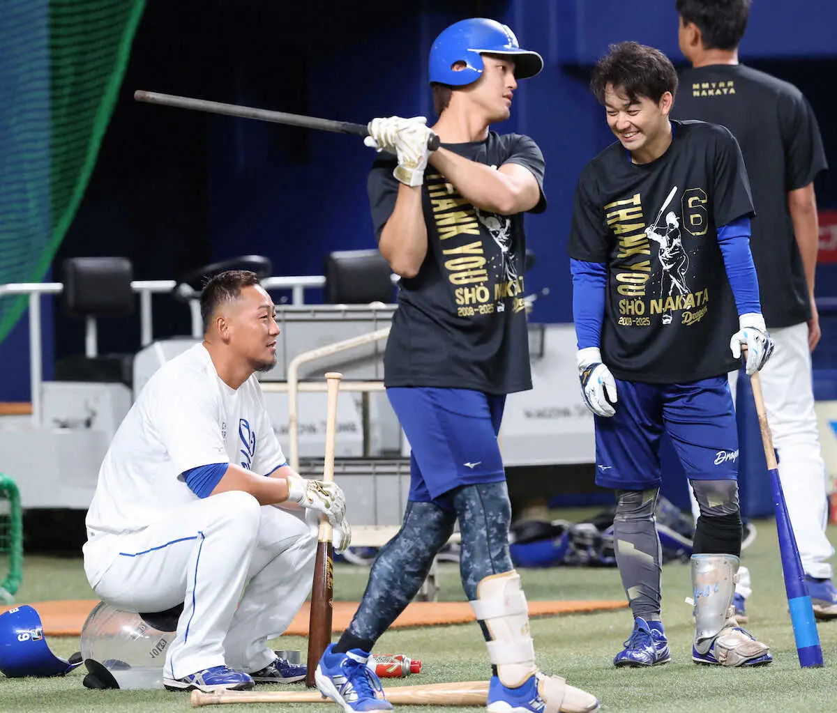 中・ヤ＞打撃練習中に談笑する中田（左）（撮影・椎名 航） - スポニチ