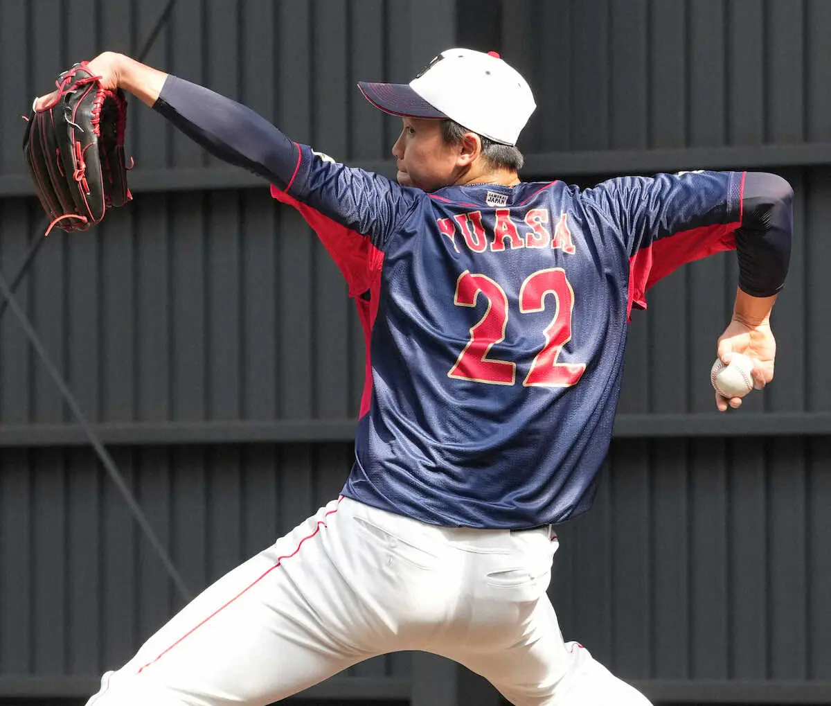 背番号22の侍ジャパンのユニホームで力強いボールを投げ込んだ湯浅