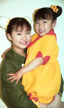 2000年、NHK「ひとりでできるもん！」で共演の笹本玲奈にだっこされる