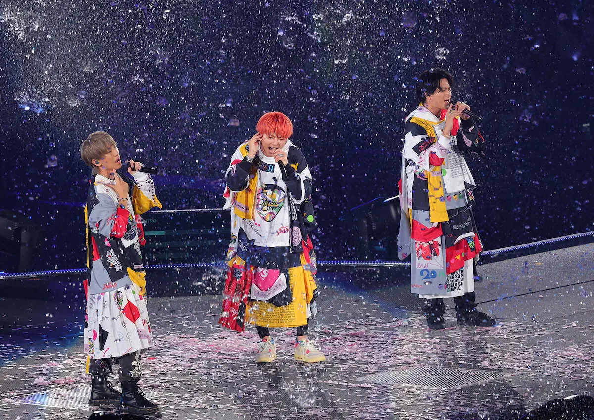 熱唱するNEWSの小山慶一郎、増田貴久、加藤シゲアキ（撮影・藤山 由理