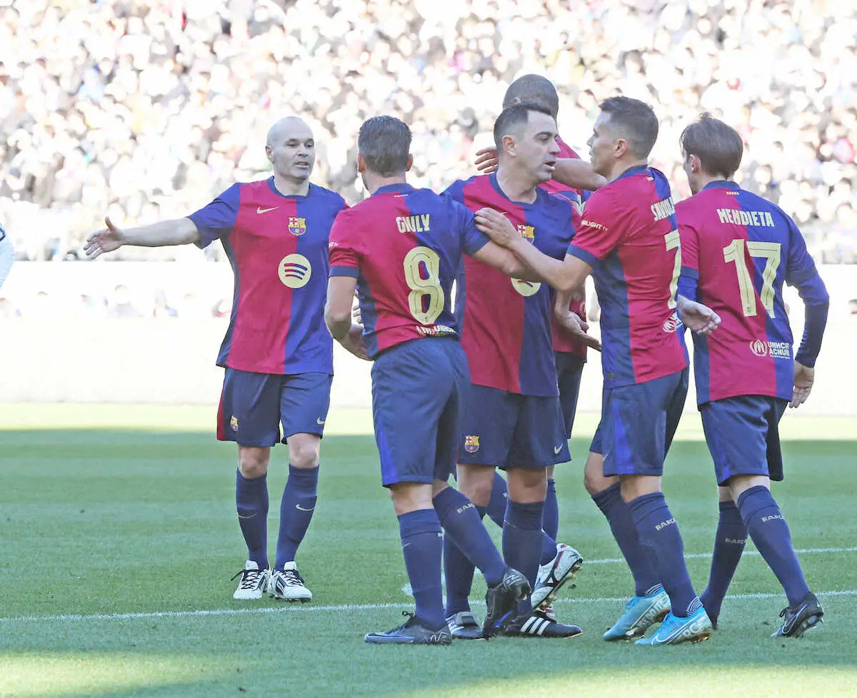 イニエスタ引退試合】バルセロナ・レジェンズが先制 MFジュリ氏のパス