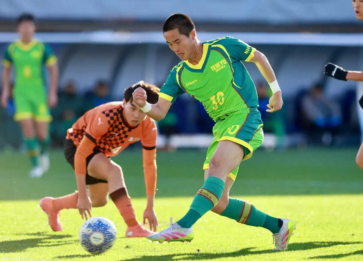 高川学園・帝京長岡＞前半、シュートを放つ帝京長岡・上田（撮影・松永