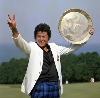 優勝プレートを手に笑顔でVサインをする尾崎将司さん（1987年撮影