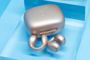 Anker、アクセサリー感覚で使えるブランド初のイヤーカフ型完全