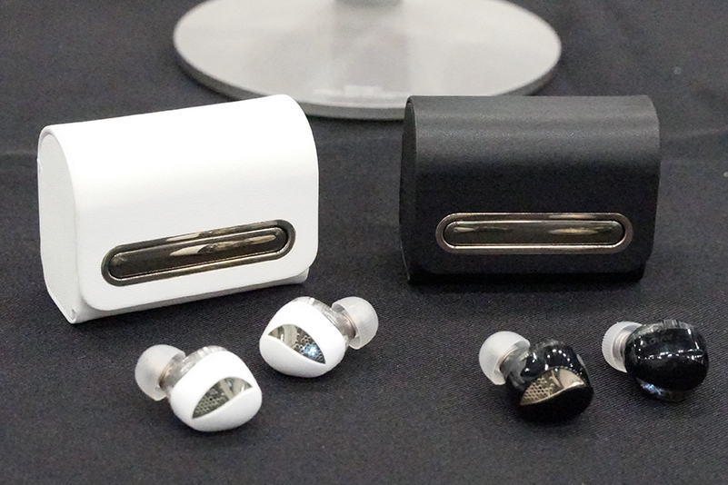 ポタフェス】AVIOTのHYDEコラボヘッドホン＆イヤホンが初出展